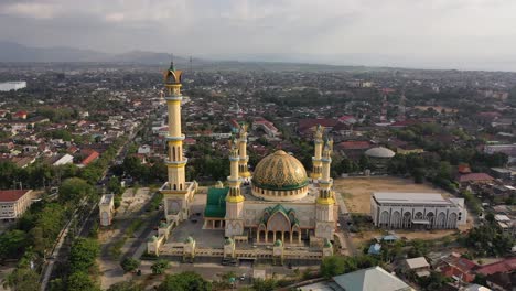 vista panorámica del centro islámico nusa tenggara barat en mataram, indonesia durante el día - toma aérea de drones