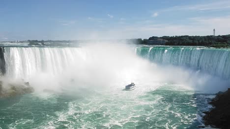impresionante gran angular de la maid of the mist acercándose a la base de las cataratas del niágara