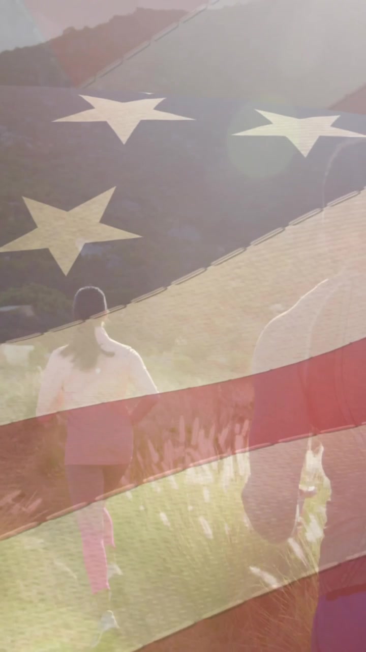 Animazione della bandiera americana che si muove su una coppia che corre in un prato