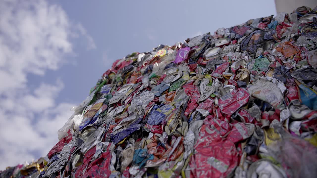 압축 된 통과 다양한 알루미 폐기물의 거대한 언덕