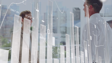 animación del procesamiento de datos financieros sobre hombres de negocios caucásicos hablando