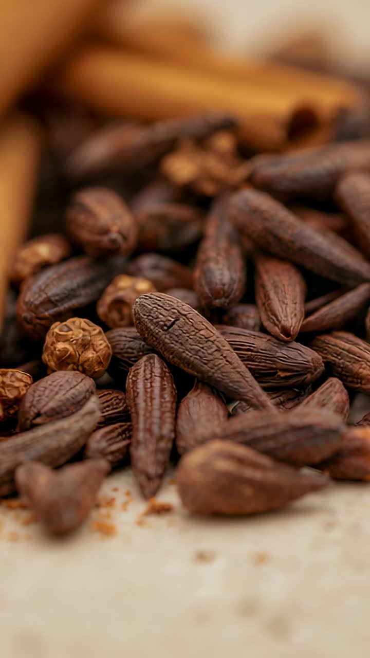 Vídeo vertical: mudança de foco, câmera revelando vagens marrons na mesa, paus de canela mostrando a textura