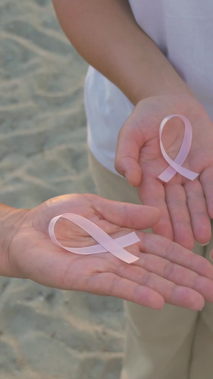 Sensibilizzazione sul cancro con nastri rosa
