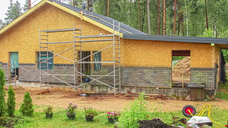 Poner-La-Fachada-De-Ladrillo-En-Un-Nuevo-Sitio-De-Construcción-De-Viviendas---Lapso-De-Tiempo