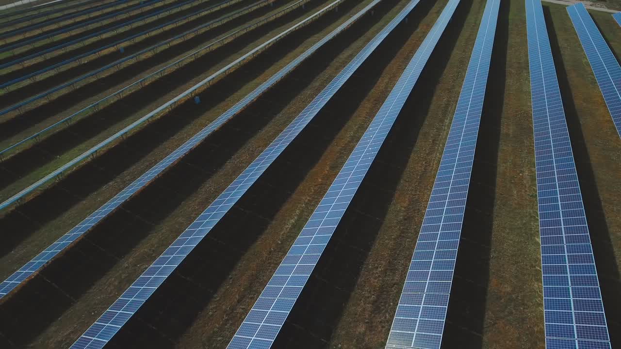 Vedvarende solenergi. Filmet med drone.