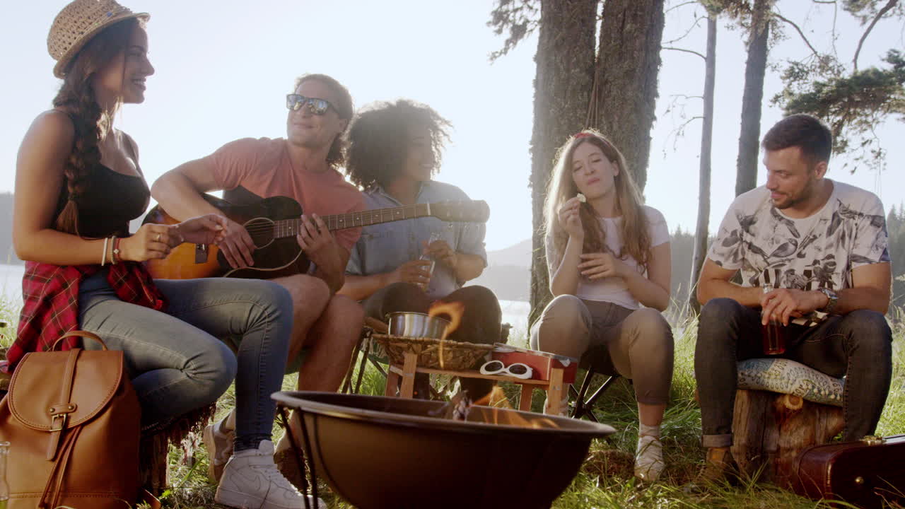 캠핑 친구들이 노래를 부르고 즐기고 있습니다.