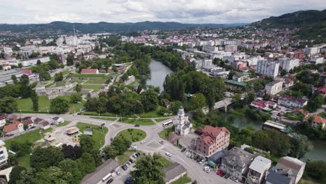 La-Pequeña-Iglesia-Ortodoxa-De-Banja-Luka-Junto-Al-Río-Vrbas,-Bosnia-Y-Herzegovina