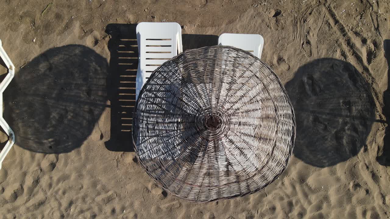 코로나 바이러스 1로 인한 빈 비치 파라솔의 드론 촬영