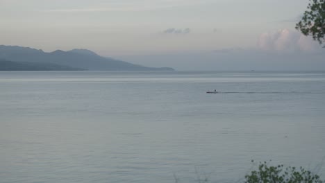 Paisaje-Marino-Escénico-Con-Islas-Al-Fondo,-Lancha-Motora-Navegando-Por-La-Bahía-En-Cebú,-Filipinas