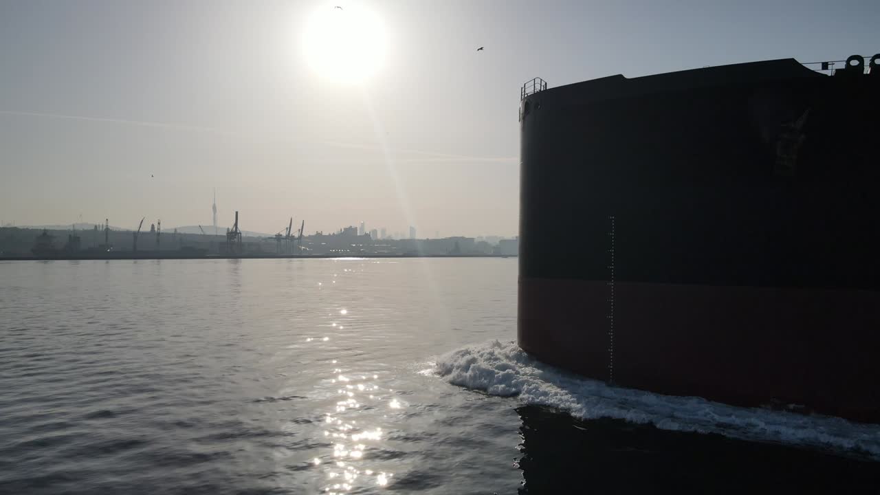 선박과 돌고래의 경주 우스쿠다르 이스탄불 터키