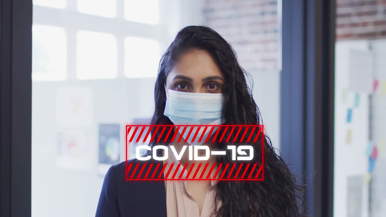 마스크를 쓰고 있는 여성에 대한 코로나19의 애니메이션