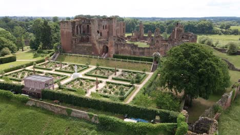 Beautiful-Kenilworth-Castle-Ruins-in-English-Countryside,-Aerial