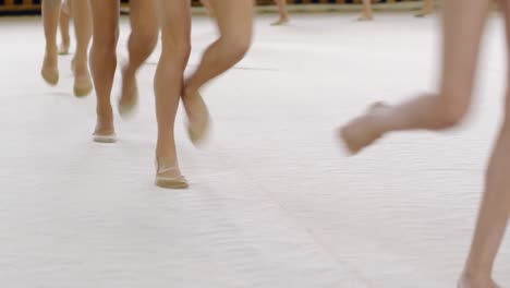 piernas de chicas haciendo ejercicio de jogging