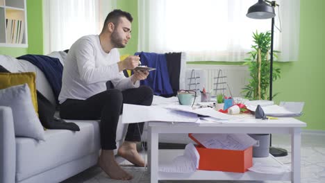 hombre perezoso y desordenado comiendo en casa.