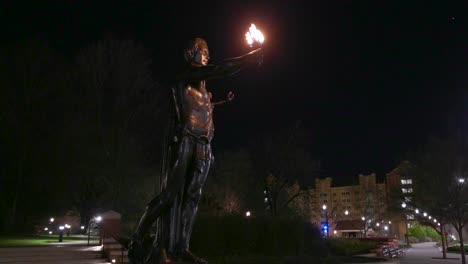 Fackelträger-Statue-Bei-Nacht-Auf-Dem-Campus-Der-Universität-Von-Tennessee-In-Knoxville