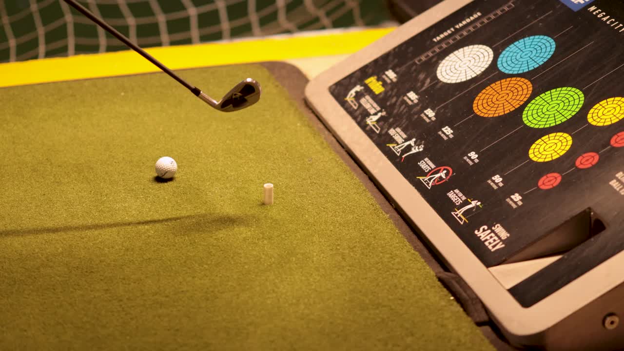 골프 클럽은 스을 하고 공을 타격합니다.