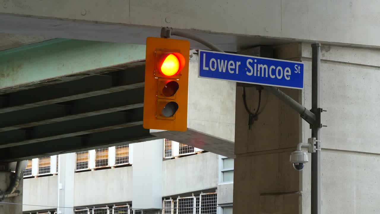 녹색으로 바뀌는 신호등