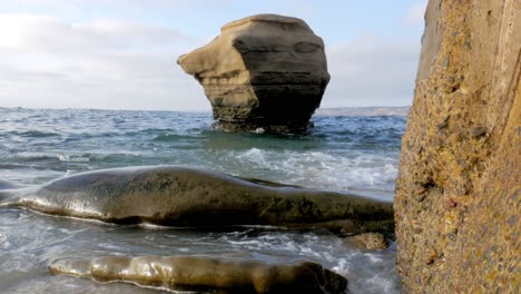 olas del mar que vienen hacia la cámara en la playa