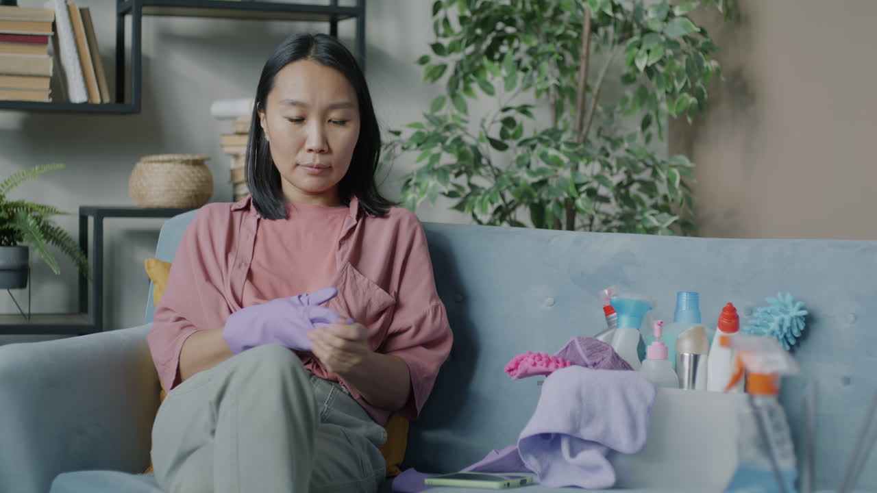 집에서 청소하는 여자