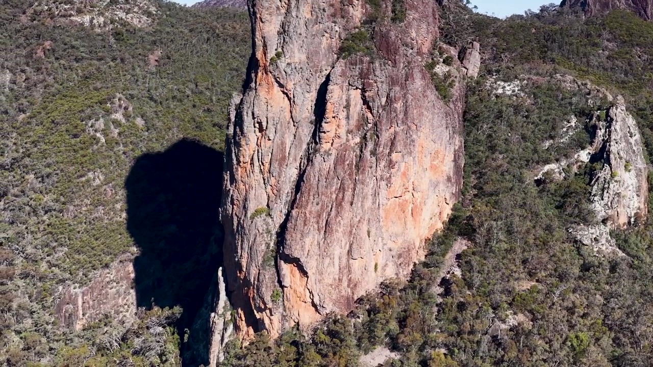 Veduta Aerea di un'Imponente Formazione Rocciosa in un Paesaggio Montano Boscoso