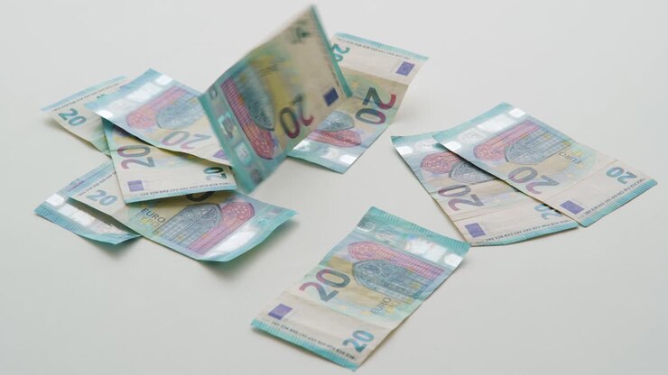 Argent tombant sur une table. Économie et finance.