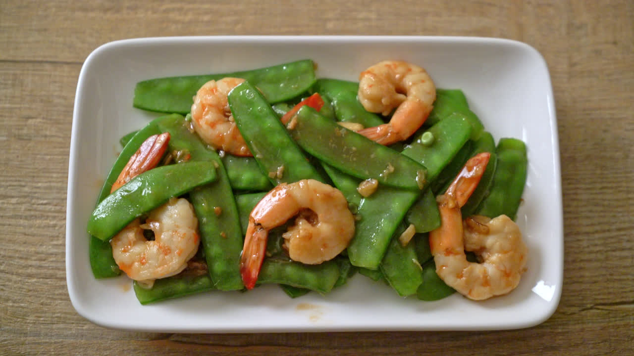 새우를 곁들인 녹색 완두콩 볶음 - 수제 음식 스타일