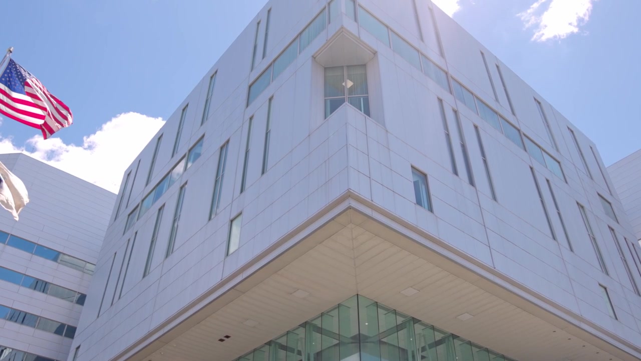 Exterior do Complexo de Justiça Robert J. Hughes em Trenton, Nova Jersey, com Vídeo de Gimbal Inclinando para Cima
