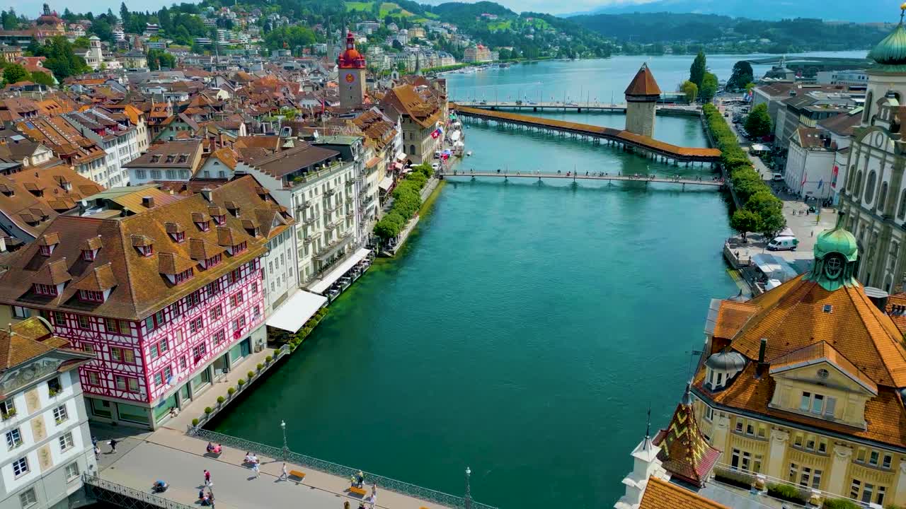 스위스 루체른의 reuss 강에 있는 사당, seebrücke, rathaussteg, geissmattbrücke 다리의 4k 드론 비디오
