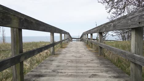 Punto-De-Vista-De-Caminar-En-Un-Antiguo-Paseo-Marítimo