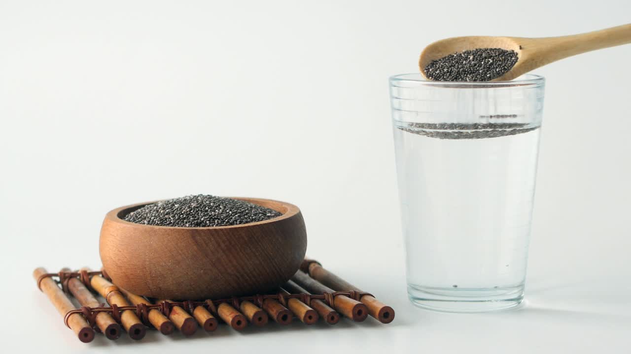 Semi di chia in un bicchiere d'acqua