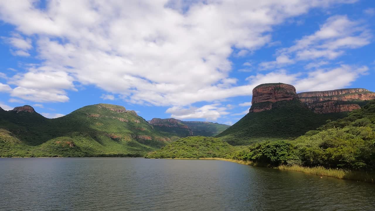 el cañón del río blyde, un paisaje montañoso con bosques tropicales verdes, sudáfrica