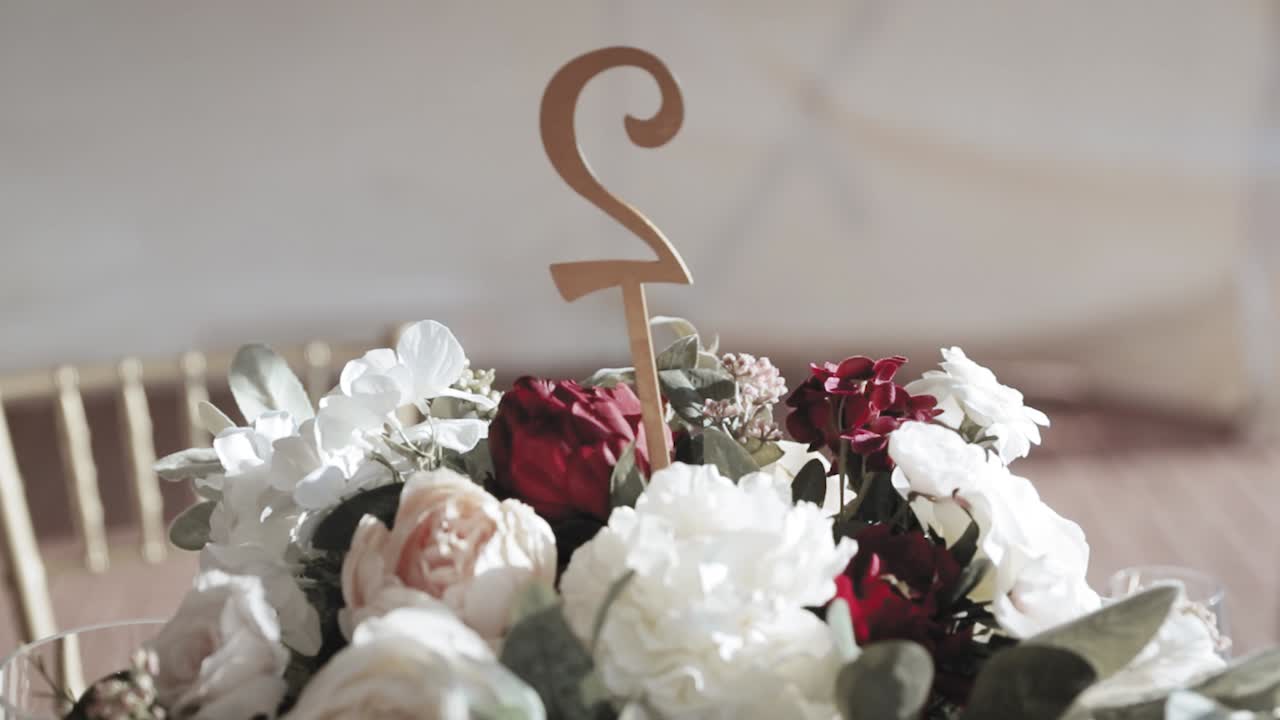 오차드 뷰 이벤트 센터에서 결혼식을 위한 아름다운 빨간색과 흰색 꽃 센터피스가 있는 야외 텐트 장소 식탁