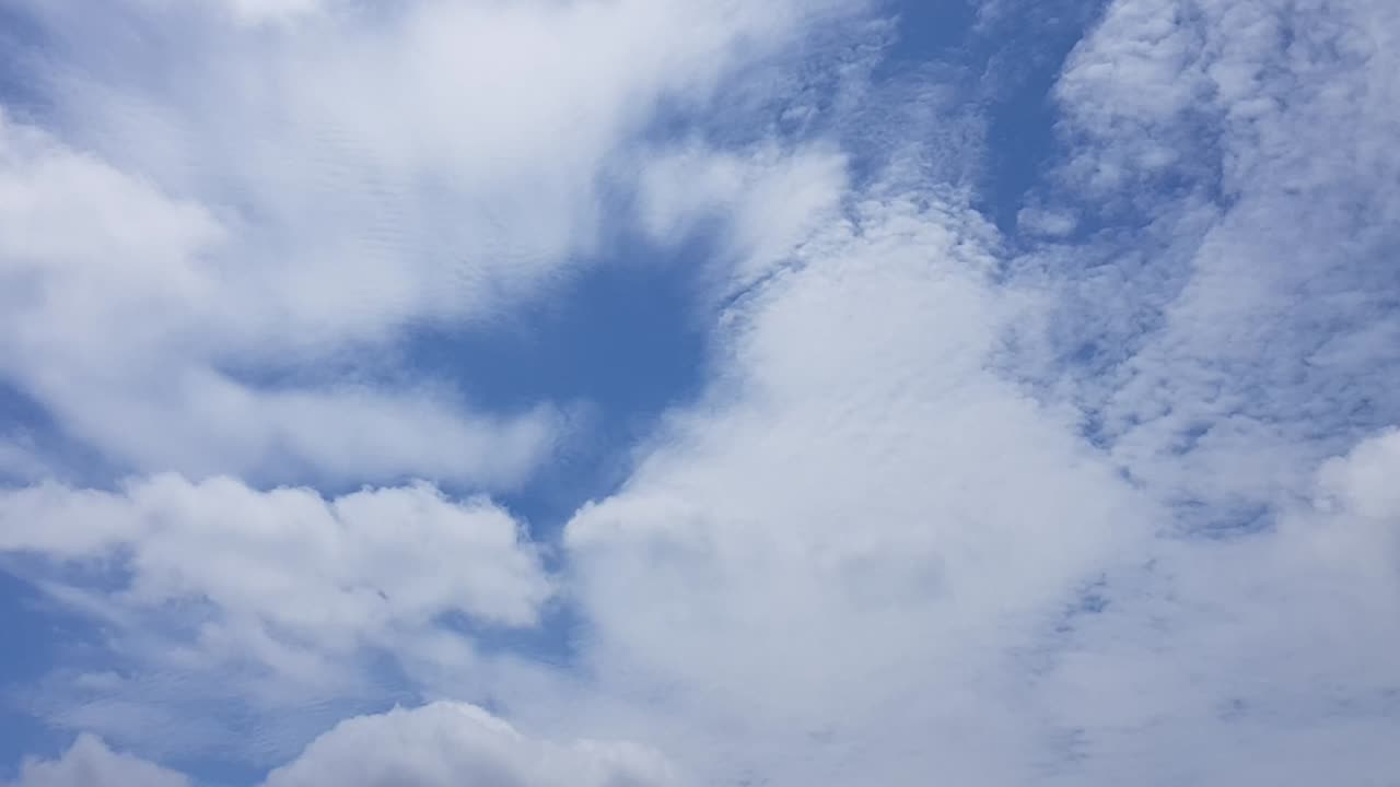 시차 효과가 있는 낮게 움직이는 구름