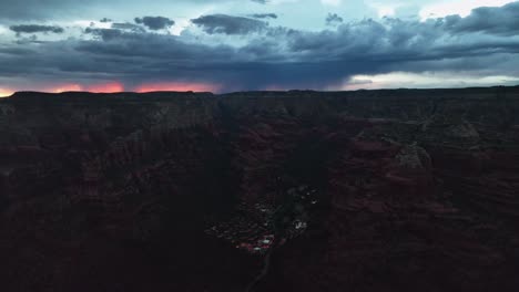 Tourist-Destination-Amidst-Red-Rock-Mountains-In-Sedona,-Arizona,-USA