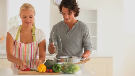 una pareja cocinando juntos.