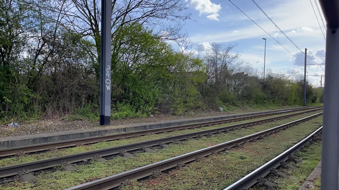 트램과 함께 열차 트랙의 시간 경과