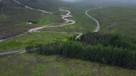 La-Toma-Panorámica-De-Un-Dron-Revela-árboles-Y-Montañas-En-Condiciones-Nubladas