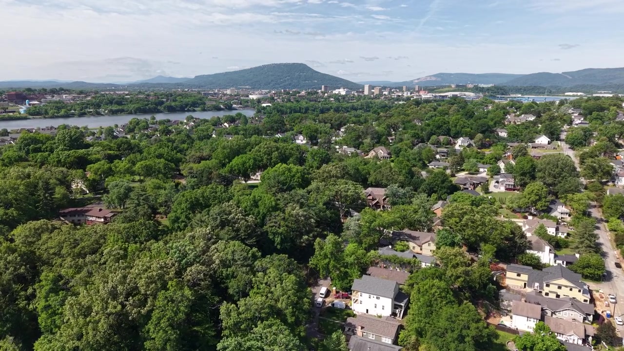 Vista aérea con dron del barrio Riverview en North Chattanooga, Tennessee, cerca del Chattanooga Golf and Country Club el 30 de abril de 2026