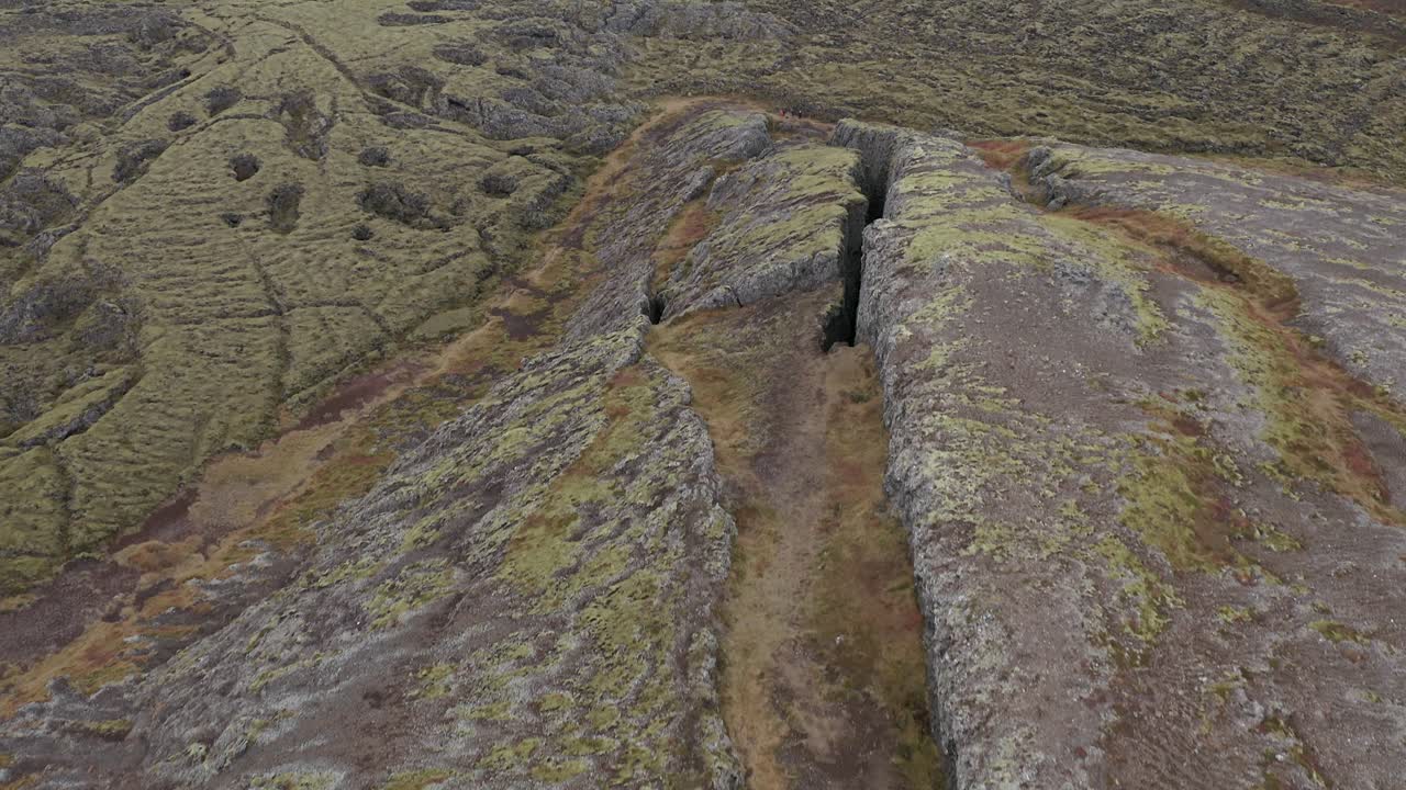 antena de campo abierto de lava sólida en islandia, terreno accidentado de la tierra
