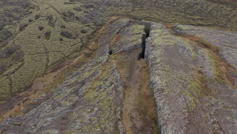 Luftbild-Des-Offenen-Festen-Lavafeldes-In-Island,-Zerklüftetes-Gelände-Der-Erde