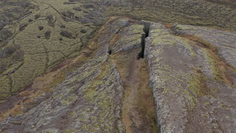 antena de campo abierto de lava sólida en islandia, terreno accidentado de la tierra