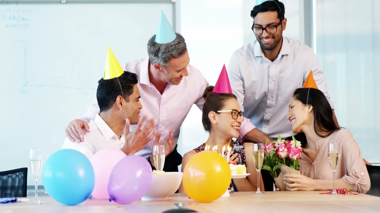 ejecutivos celebrando el cumpleaños de un colega