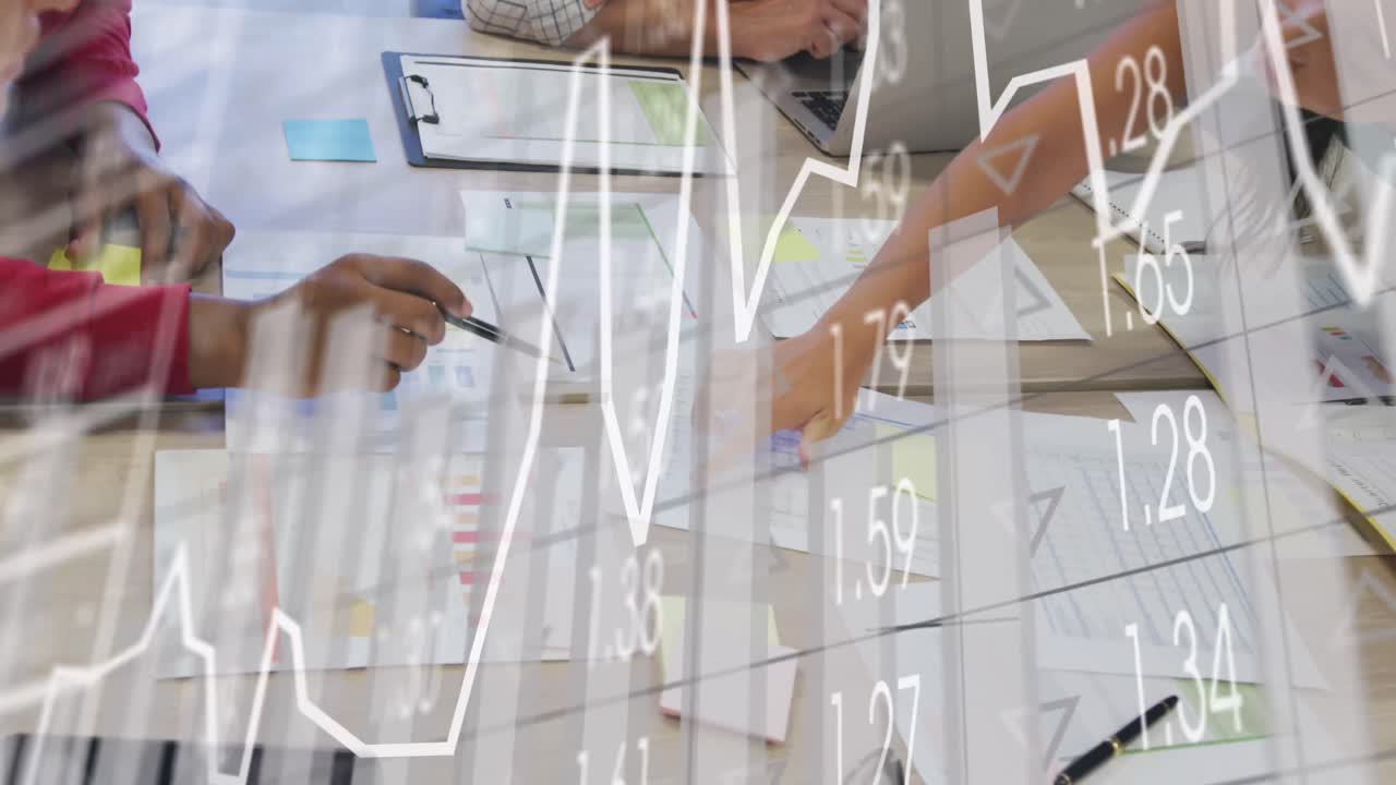 animación del procesamiento de datos financieros sobre diversas personas de negocios que se reúnen en la oficina