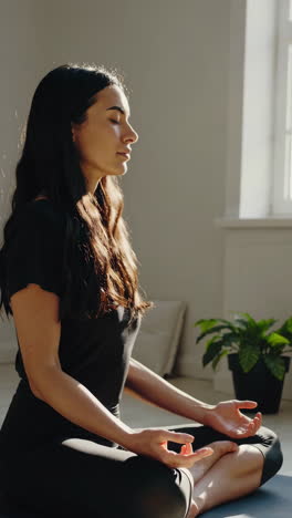 mujer meditando en postura de yoga