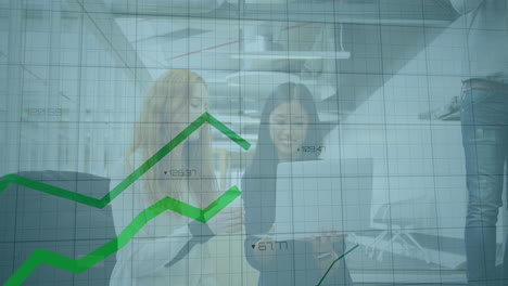 animación de gráficos de datos de negocios sobre diversos colegas discutiendo el trabajo en el pasillo de la oficina