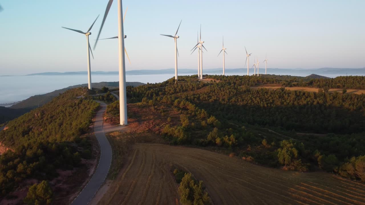 molinos de viento en una pintoresca colina en igualada al amanecer