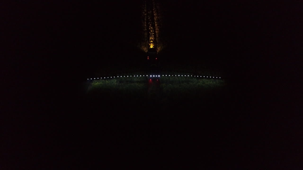 conduciendo un tractor por la noche