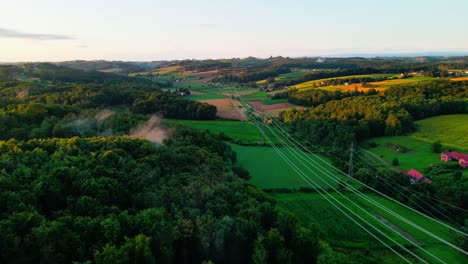 Impresionantes-Imágenes-De-Drones-De-4k-De-Torres-De-Alto-Voltaje-En-El-Fondo-De-La-Puesta-Del-Sol