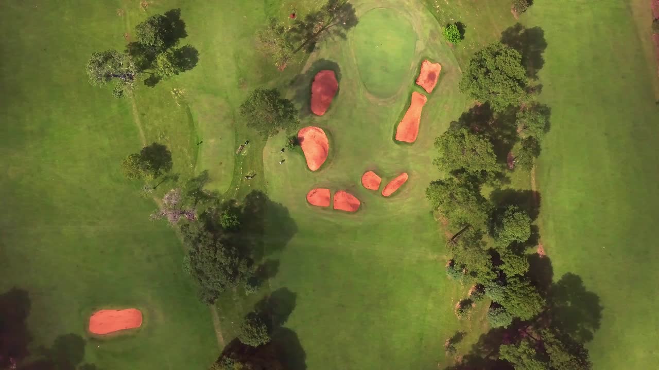 그린에서 골프 선수