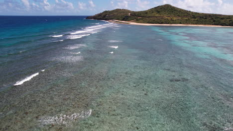 volando sobre los arrecifes de coral de las islas vírgenes británicas, vista aérea de drones